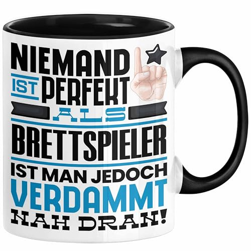 Brettspieler Geschenk Tasse Lustige Geschenkidee für Brettspieler Geburtstag Kaffee-Becher Niemand Ist Perfekt Aber Als Brettspieler Ist Man Nah Dran (Schwarz)