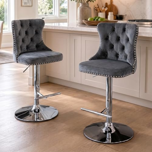 SoarFlash Taburete de Bar Giratorio y Ajustable en Terciopelo, Patas metálicas Plateadas con reposapiés, diseño de Botones, Remaches cromados, para Cocina, Bar, Restaurante, Gris, Set de 2