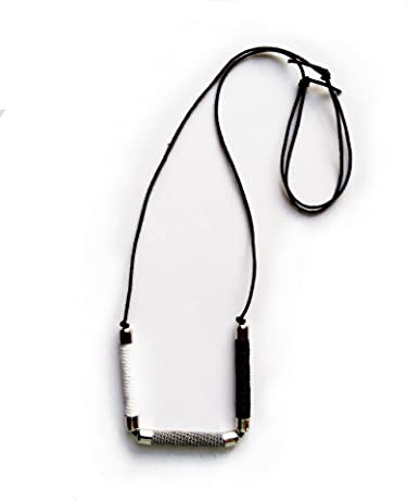 collana geometrica contemporanea minimalista fatta all'uncinetto