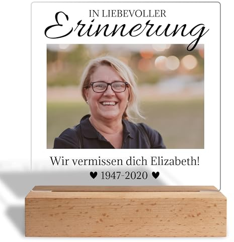 True Statements Trauergeschenk personalisiert mit Foto & Wunschtext „In liebevoller Erinnerung“ - Fotogeschenk für Trauernde, Andenken - Acrylglas inkl. Holzaufsteller - 15x18 cm
