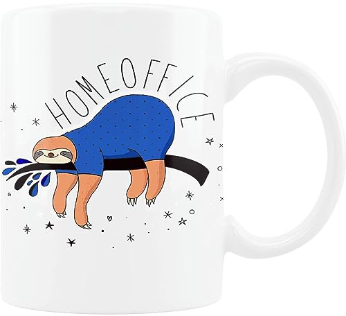 Tassensachen Lustige Homeoffice Tasse - Faultier im Schlafanzug - Kaffeetasse Teetasse aus Keramik in Weiß - ca. 330 ml spülmaschinengeeignet - für das Büro zuhause und als Geschenk