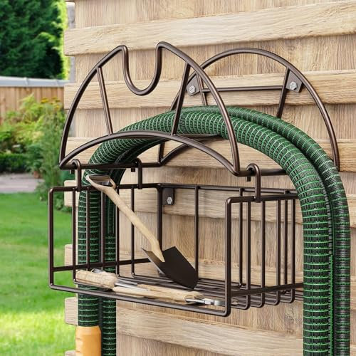 WAYPIN SION Supporto per tubo da giardino, supporto da parete per tubo dell'acqua, gancio per tubo in metallo resistente con cestino per attrezzi, supporto per tubo esterno per giardino, cortile