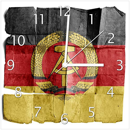 Wallario Design-Wanduhr DDR Flagge auf altem Papier - schwarz rot Gold aus Glas, Motiv-Uhr Größe 30 x 30 cm, weiße Zeiger