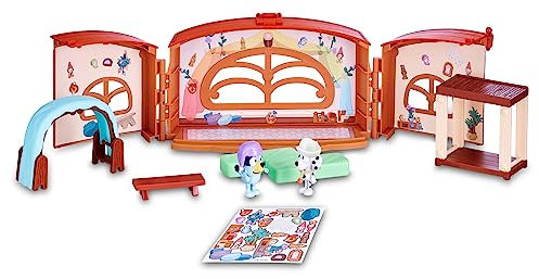 Bluey - School Playset, Collegio Serie di Cartoni Animati Bambini, 2 Figure Chloe, playset trasformabile 9 Pezzi Accessori e Pagatine Decorative, 3 anni, Famosa (BLY40010)