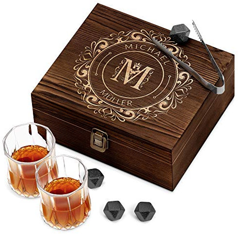 Maverton Whisky Steine Set - in Holzbox mit Gravur - 8 Eiswürfel & 2 Whisky Gläser - wiederverwendbar - personalisierte Geschenke - Geschenke für Männer - Buchstabe
