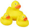 Lena 65543 - Entenfamilie 3er Set, Mama Ente ca. 11cm und 2 Enten Küken ca. 5cm als Badewannen Spielzeug, Quietscheente zum Baden und Spielen, Badeente Familie, Entenset für Kinder ab 12 Monaten, gelb