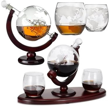 Przydasie Globus-Karaffen-Set mit Gravur und Glas-Schiff - 850 ml Whisky Dekanter mit 2 Gläsern und Holzständer, Elegante Geschenkidee