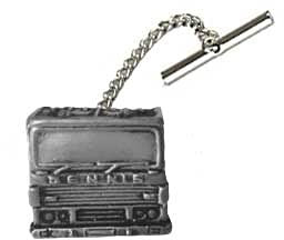 Ref. 62a Krawattennadel mit Kette, Feuerwehrauto ca. 1990 (vorne), Zinn