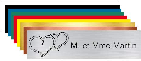 Plaque Gravée Pour Boîte Aux Lettres Personnalisable Avec Votre Nom et Prénom Ornement Petits Coeurs - Dimensions 10 x 2,5 Cm - Aspect Argent Brossé Avec Écriture Noir