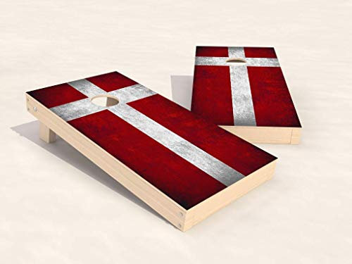 Wicked Wood Games Cornhole Set | Dänemark-Flagge | 90 x 60 cm | Tailgate größe | inkl. 2 Bretter + 2 x 4 rote & Schwarze Taschen | Vinyl-Finish für den Außenbereich