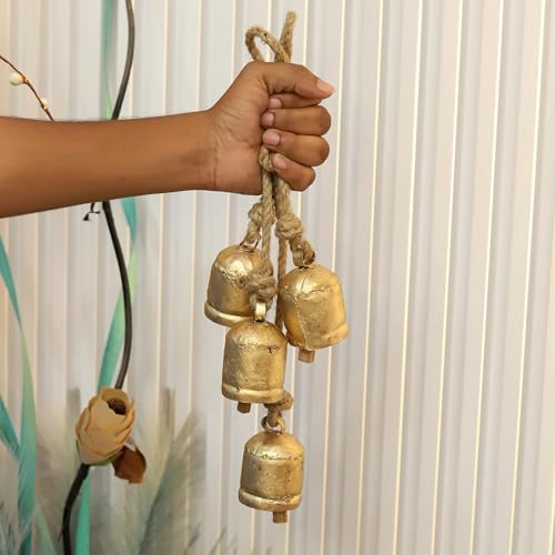 4 kleine rustikale Vintage-Kuhglocken auf Seil - Glückskuhglocken Cluster, handgefertigtes Metall-Wandbehang Dekor für Haus, Garten, Terrasse - Boho Bauernhausglocken auf Seil Dekor (4 Stück) (7,6 cm)