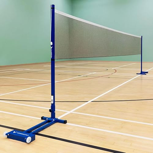 Vermont Badminton Netz und Pfosten – Stahlpfosten mit rutschfesten Rädern für Federball | Perfekt für den Garten oder Sportzentrum | 1,5 m Höhe entspricht die Profi Vorschriften (Pfosten + Netz)