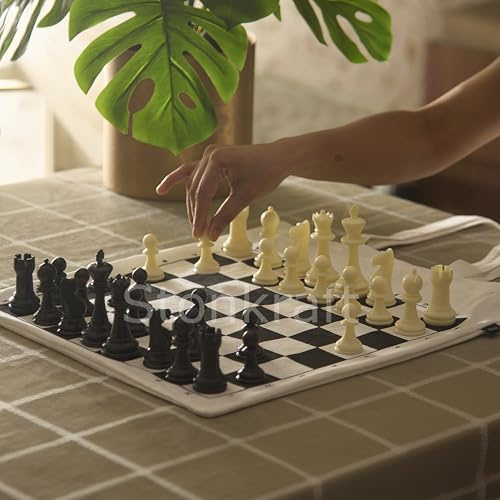 Aufrollbares Schachbrett von Stonkraft – Tragbare Schachmatte mit doppeltem Verwendungszweck und Baumwolltragetasche mit Schachbrettaufdruck, um überall Schach zu Spielen | (with Chess Pieces)