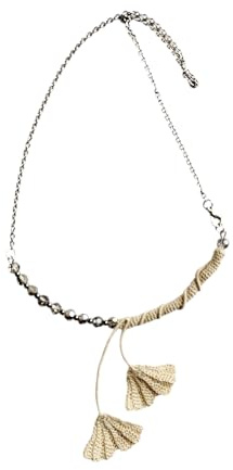 Collana Foglie di Ginkgo Beige all’Uncinetto – Gioiello Artigianale in Cotone con Perline di Vetro