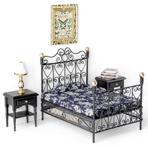 Minamzee 8 Teiliges 1:12 Puppenhausmöbel Bett Set, Miniatur Schwarzes Metallbett mit Bettwäsche, Holz Nachttisch, Lampe, Bücher, Wandgemälde für Master Schlafzimmer Puppenhaus Dekorationen Accessoires