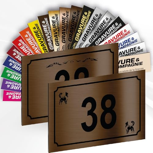 Hausnummer Schild – Dekorative personalisierte PVC Außenplatte mit gravierter Nummer & Motiv – Befestigung nach Wahl (Klebefolie oder Schrauben) – 15 x 10 cm (Metallisch Bronze + Design)