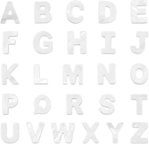 SUNNYCLUE 1 Scatola da 52 Pezzi 26 Stili Ciondoli con Alfabeto Perline Lettere Conchiglie Perline Iniziali Acqua Dolce AZ Oceano Spiaggia Estate Perline Distanziatori Naturali in Conchig