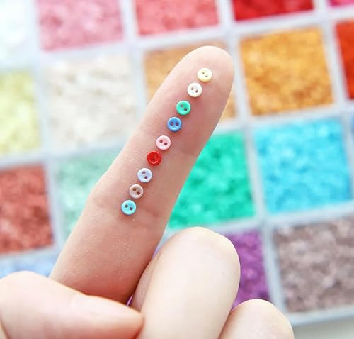 TAMUNI 100 Stück 3 mm kleine 2-Loch-Knöpfe aus Kunstharz, Knöpfe für Mikro-Puppenkleidung, Mini-Bastelbedarf für Miniaturprojekte