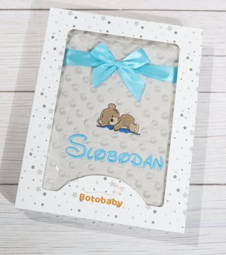 BotoBaby Personalisierte Babydecke Bestickt mit Namen & Datum – Zweilagig – Kuschelig & Weich – Geschenk zur Geburt - Kuscheldecke für Babys (Grau - Sternen + Geschenkbox, 75 x 100 cm)