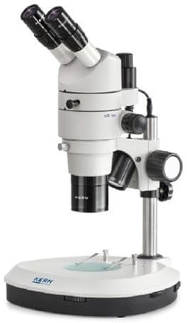 KERN Optics Stereo-Zoom Mikroskop für den professionellen Anwender, Trinokular Tubus, 0.8x - 5x Objektiv, Säule, 3W-LED Auflicht, Durchlicht