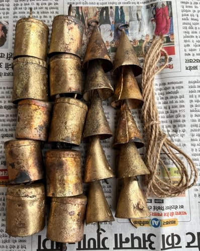 Mango Gifts Lot de 20 Cloches Rustiques Vintage en Fer de Vache pour Carillon Éolien et Travaux Manuels - 5,7 cm de Haut, Laiton Antique, Artisanales, Décorations de Noël