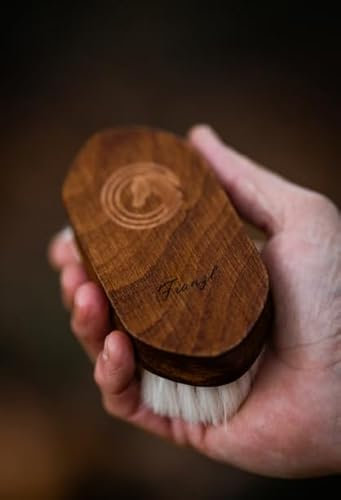 Equimour Personalisierbare Pferdebürste Ziegenhaar-Kopfbürste – Extra sanfte Gesichtsbürste aus Holz für empfindliche Pferde | Pflege für Augen, Nüstern & Kopf | Geschenk für Reiterin & Pferdemädchen