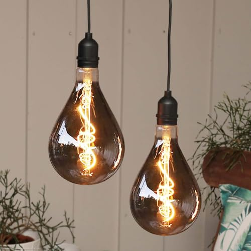 hellum 2x Hängelampe mit Batterie, Fernbedienung Timer outdoor Ø13x27cm | Dimmbare Glühbirne outdoor rauchgrau mit Batterie (8xAA), LED Filament, A130, Retro Birne für Hochzeit, Party, Garten 151466