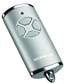 Hörmann Trasmettitore manuale HSE 4 BS (frequenza 868 MHz, argento lucido, azionamento per porta del garage con tappi cromati, batterie, dimensioni 28 x 70 x 14 mm, anello portachiavi) 4511581