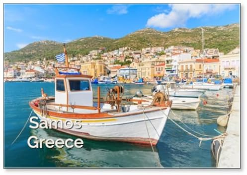 Kühlschrankmagnet, traditionelles griechisches Boot im Hafen von Samos mit bunten Häusern in Griechenland