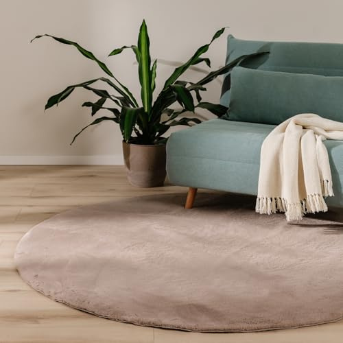 benuta Basic Kunstfaser Fellteppich Furry - Taupe rund 160 cm - Weicher Wohnzimmerteppich - Anti-Rutsch-Rückseite - Waschbar - Für Fußbodenheizung geeignet