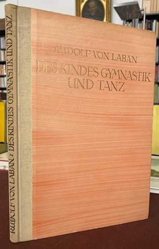 Des Kindes Gymnastik und Tanz.