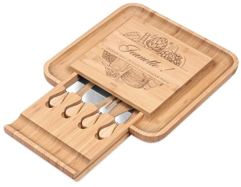 MAVERTON Planche à Fromage avec Gravure + Set de 4 Accessoires | Plateau en Bois gravé, 34x34cm, Cadeau d’Anniversaire, Accessoires pour Femme, Détente