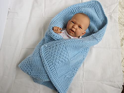 Gestrickte Babydecke: reine Schurwolle in hellem Pastel-Blau (Karo-Relief)