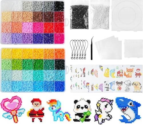 AUAUY Cuentas para Planchar, 26000pcs Cuentas y Abalorios Hama Beads, 2.6mm Kit de Cuentas de fusibles de Agua con 2 Tableros, 14 Tarjetas de Patrón, Pinzas, Papel de Planchar y 6 Llaveros