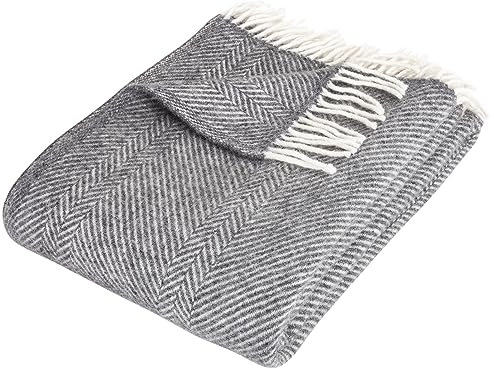 Arctic Wolldecke Herringbone - Hochwertiges Plaid mit Fischgrätmuster im Scandi Design - 100% Schurwolle mit Woolmark Siegel - 130 x 200 cm - Dunkelgrau
