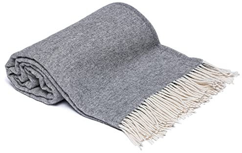 Drobė HOME Wolldecke aus 100% Reine Merinowolle, 140x200cm, Hellgrau/Weiß I Weicher, Einfarbige Decke aus Schurwolle mit Fischgrätenmuster und Fransen I Perfekt als Überwurf Sofadecke, Tagesdecke