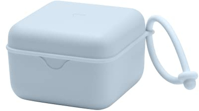 Caja con correa para chupete BIBS. Broche para chupete y caja esterilizadora. Material de calidad alimentaria libre de BPA 100%. Hecho en Dinamarca. Baby Blue