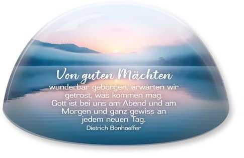 Butzon & Bercker Kristallglas Von Guten Mächten 8 cm - Glasdeko Trost | Edles Gedenklicht mit Bonhoeffer Spruch, klares Glas mit Landschaftsmotiv, Geschenkbox für Trauer & christliche Anlässe