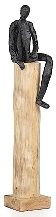 Moritz Skulptur Mann auf Stamm ca. 58 cm – Holz modern sitzend Deko Figur | Massiver Naturstamm mit dunkler Sitzfigur, jedes Stueck ein handgefertigtes Unikat, moderner Blickfang und Geschenkidee