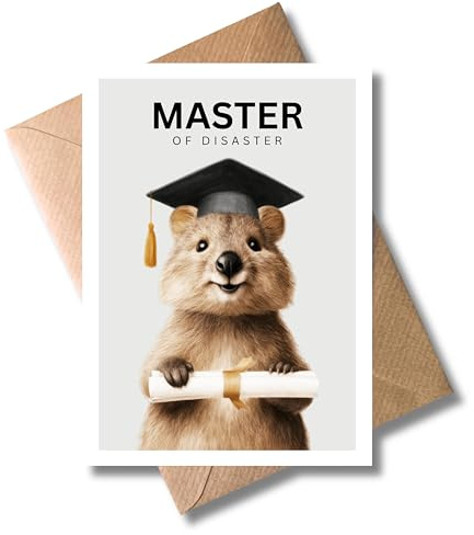 WBdesignz süße Quokka Master of Disaster Glückwunschkarte mit Umschlag - Glückwunschkarte zum bestandenem Master Studium - Humor - Absolventen Studenten (DIN A6)