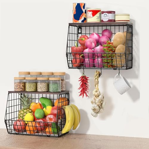 Hykiee Obstkorb Hängend, 2er Obstkorb Wand Wandkorb, Metall Obstschale Hängekorb Küche mit Bananen Haken, Küchenorganisator Wandkörbe mit Deckel für Obst Aufbewahren Gemüse Zwiebel Kartoffel Imbiss