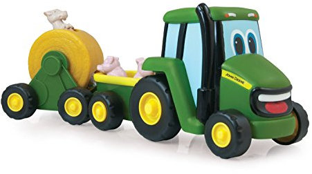 John Deere Johnny mit Viehanhänger und Heuballen, der lachende Spielzeugtraktor für drinnen und draußen. Der Plastiktraktor lässt sich anschieben und spielt eine Melodie auf Knopfdruck. Ab 18 Monaten