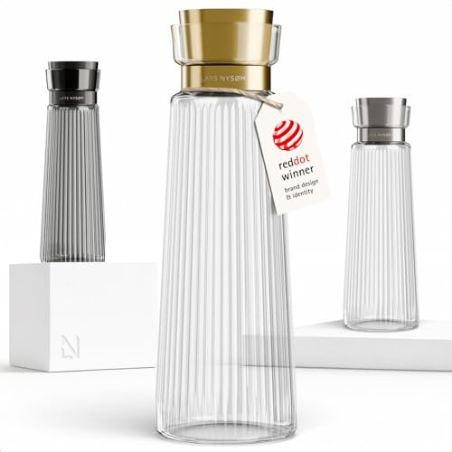 LARS NYSØM Vattenkaraff 1,5l med Integrerad Sil i Rostfritt Stål | Elegant Glaskaraff & Kanna för Juice, Lemonad | Modern Räfflad Vattenkanna för Vardag & Gäster (Pure/Gold, 1500ml)