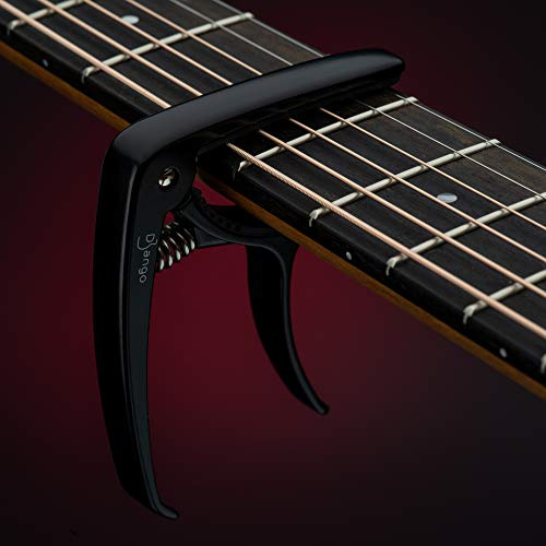 Django Gitarre Capo von Pick Geek | Kapodaster für Akustik, E-Gitarre, Ukulele, und Konzertgitarren | Schwarz | mit Quick Release und Peg Abzieher | Extra Silikon Polsterung für eine Snug Grip