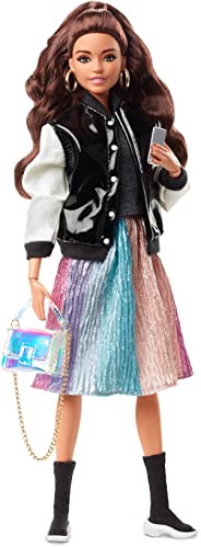 Barbie HCB75 - Signature @BarbieStyle bewegliche Modepuppe (brünett) mit Zwei Tops, Rock, Jeans, Jacke, Zwei Paar Schuhen und Zubehör, Spielzeug für Sammler