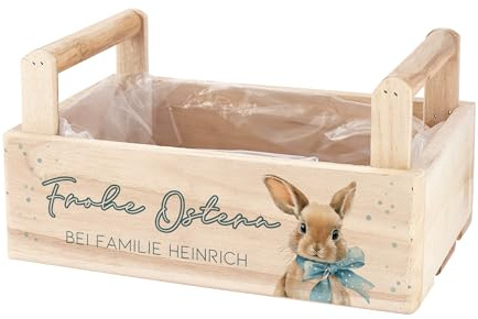 Herz & Heim® Personalisierter Geschenkkorb zu Ostern aus Holz – Oster Pflanzkorb mit Hasenmotiv – Osterkorb mit Wunschtext – Holzkiste für Ostergeschenke – 3 Varianten (2 Griffe (26×13×16 cm))