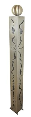 Gartendekoshop24 – Edle Gartendeko Edelstahl Säule, 150 cm, mit gebürsteter Edelstahlkugel. Säule aus Edelstahl, handgemacht, mit Muster. Moderne Edelstahlsäule, Stele, für den Gartenbereich.