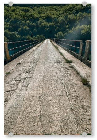 artboxONE Acrylglasbild 30x20 cm Natur Brücke auf Dunkelgrün Bild hinter Acrylglas - Bild dunkel Berg brücke