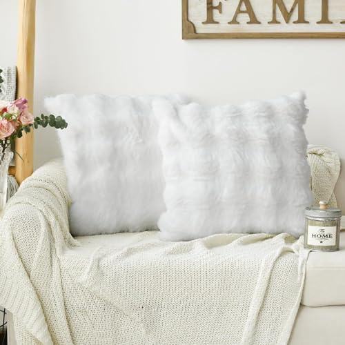 Artoid Mode Lot de 2 Housses de Coussin Décoratives en Fourrure Synthétique Super Douce Blanc Crème 40 x 40 cm pour Canapé, Chambre À Coucher