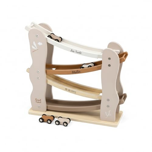 Personalisierbare Holz-Autobahn 30×30 cm (Nougat) – zur Taufe – Rollbahn- & Kugelspaß – für Kinder ab 18 Monaten – personalisiert mit Namen & Taufdatum – Label Label